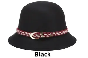 Dettaglio cappello a cloche in lana nera con nastro a maglia rosso e fibbia oro