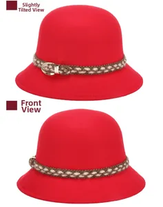 Dettaglio cappello cloche in lana rossa con cinturino intrecciato e fibbia d'oro