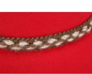 Dettaglio macro del cappello in feltro di lana rossa con fascia decorativa intrecciata marrone