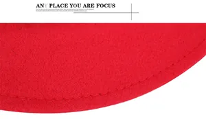 Dettaglio della tesa di un cappello in feltro rosso con cuciture precise e morbide