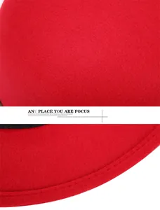 Dettaglio di cappello in feltro rosso con cuciture sottili sulla tesa e fascia interna