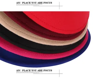 Dettaglio macro di cappelli in feltro di lana colorati con cuciture di alta qualità