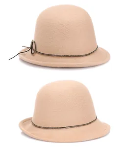 Detailansicht des camelfarbenen Wollfilzhutes mit schwarzem Nietband und eleganter Schleife