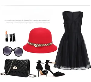 Set moda con cappello di lana rosso, abito a rete e borsa a tracolla con cuore