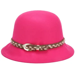 Elegante cappello Fedora in feltro di lana rosa con fascia intrecciata e fibbia d'oro