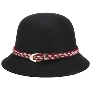 Cappello a bombetta in feltro nero con nastro in maglia rosso bianco e fibbia dorata