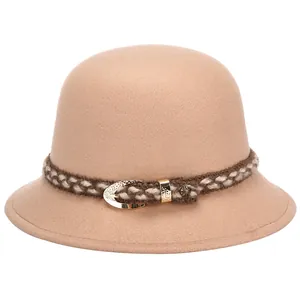 Elegante cappello in feltro di lana cammello con fascia in maglia e fibbia in metallo dorato