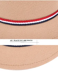 Detalle de sombrero de lana color camello con cinta de rayas roja blanca y azulada