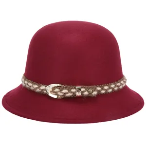 Elegante cappello cloche in lana bordeaux da donna con fascia intrecciata e fibbia oro