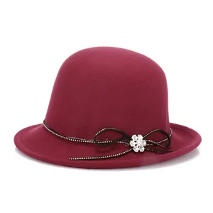 Eleganter weinroter Wollhut mit schwarzem Schleifenband und glitzernder Strassblume