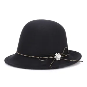 Eleganter schwarzer Wollfilzhut für Damen mit goldener Perlenkette und Strassblume
