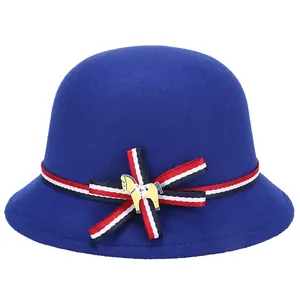 Sombrero hongo azul de lana para niños con cinta a rayas y detalle de caballo de madera