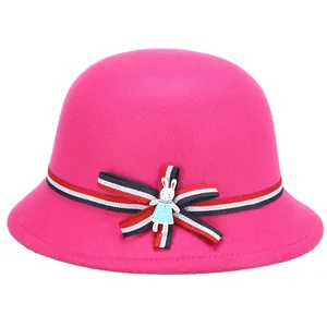 Sombrero de fieltro fucsia para niños con cinta a rayas y colgante de conejo