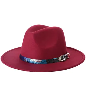 Elegante cappello fedora bordeaux in lana a tesa larga con fascia a serpente e fibbia dorata