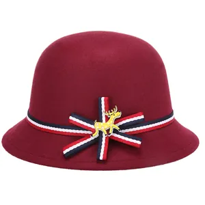 Sombrero de fieltro de lana rojo oscuro para niña con cinta tricolor y broche de ciervo
