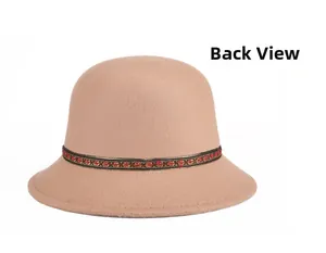 Vista posterior de un sombrero cloche camel con textura de fieltro y cinta bordada