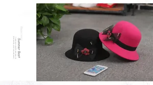 Détail de chapeaux cloche en laine vintage avec décoration en résille noire et rose