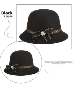 Detalle de sombrero cloché de lana negra con cinta vintage y lazo de encaje elegante