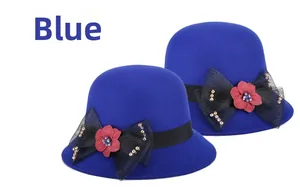 Détails du chapeau en feutre bleu avec ruban noir et fleurs décoratives rouges élégantes