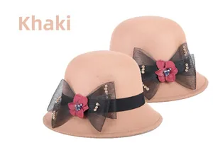 Détail d'un chapeau en feutre kaki avec nœud en résille noire et broderie florale