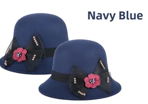Détail du chapeau cloche en laine bleu marine avec nœud en résille et fleur rouge