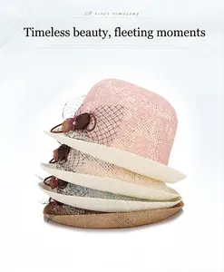 Détail de chapeaux de soleil d'été élégants avec texture tissée, voiles et fleurs