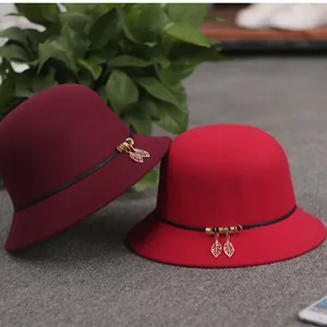 Vintage Woolen Felt Bucket Hat For Women Elegant Cloche Hat With Gold Metal Leaf Pendants And PU Band Warm Fedora Basin Hat