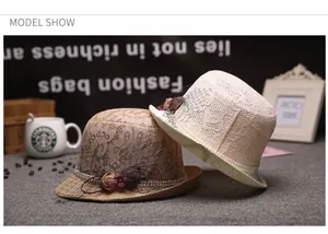 Détails de chapeaux de paille d'été élégants avec dentelle florale et chaînes de perles