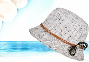 Dettaglio cappello da sole in lino con protezione UPF 50+, cinturino intrecciato e fiocco