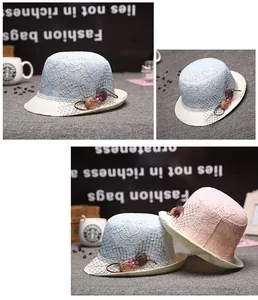 Détail de chapeaux cloche en paille dentelle élégants avec fleurs et voile en rose et bleu