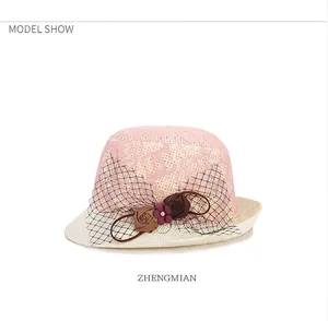 Détail d'un chapeau de paille élégant avec dentelle rose et décorations florales