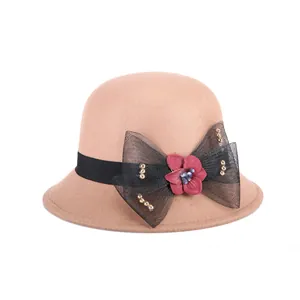 Chapeau cloche femme en laine camel avec nœud en résille noire et fleur rouge