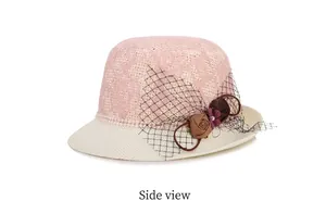 Détail de couronne en dentelle rose avec fleurs en maille sur chapeau de paille élégant