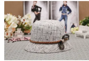 Dettaglio cappello da sole in tweed grigio con fascia in pelle, fiocco a rete e cristallo