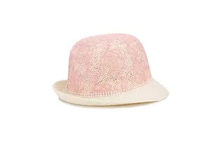 Détail d'un chapeau de paille élégant avec dentelle florale rose et texture tressée