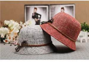 Dettaglio di cappelli da sole in lino con fasce intrecciate e fiocchi di strass lucidi