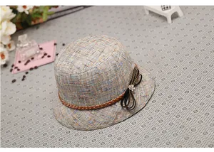 Dettaglio cappello da sole in tweed con cinturino in pelle e fiocco con cristalli
