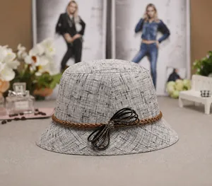 Vista frontale di cappello da sole in lino grigio con fascia intrecciata e fiocco