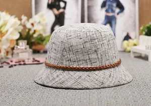 Vista posteriore dettagliata del cappello da sole in lino grigio con fascia intrecciata