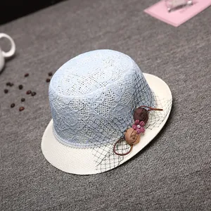 Chapeau de paille élégant pour femme avec dentelle bleue, fleurs et perles de luxe