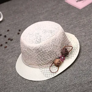 Chapeau de paille élégant pour femme avec dentelle rose et détails floraux vintage