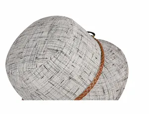 Dettaglio cappello in lino grigio chiaro con cinturino intrecciato in pelle marrone