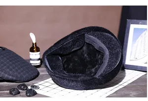 Detail van de dikke zwarte pluche voering van de warme winterpet voor herenmode