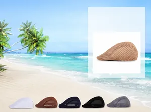 Dettaglio di cappelli estivi in mesh traspirante in bianco, marrone, blu marino e grigio