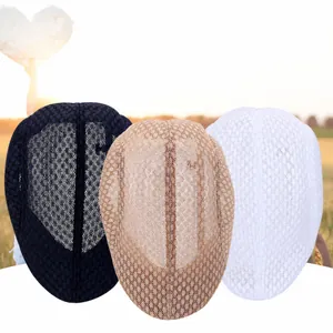 Dettaglio di cappelli estivi in rete traspirante in blu navy, kaki e bianco per outdoor