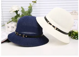 Detailansicht von geflochtenen Strohhüten in Marine und Beige mit eleganten Lederbändern