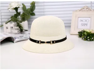Detailaufnahme vom beigen Strohhut mit schwarzem Lederband und goldener Schnalle für Damen