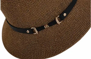 Detail eines Strohhutes mit schwarzem Lederband, Goldnieten und edler Metallschnalle