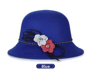 Λεπτομέρεια από μπλε καπέλο cloche με υφασμάτινο λουλούδι και διακόσμηση strass