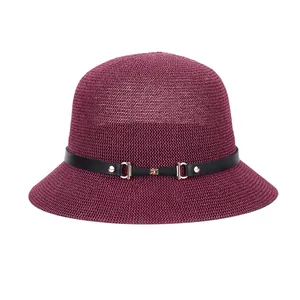 Eleganter weinroter geflochtener Sonnenhut für Damen mit Lederband und Goldschnalle